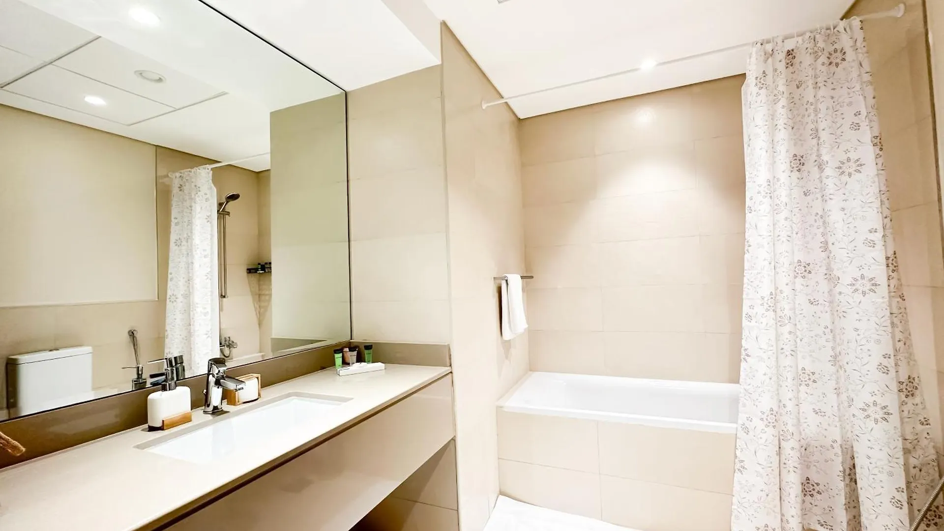 3Br Modern Getaway In Yas Island With Gym&Pool 609We Daire Abu Dabi
